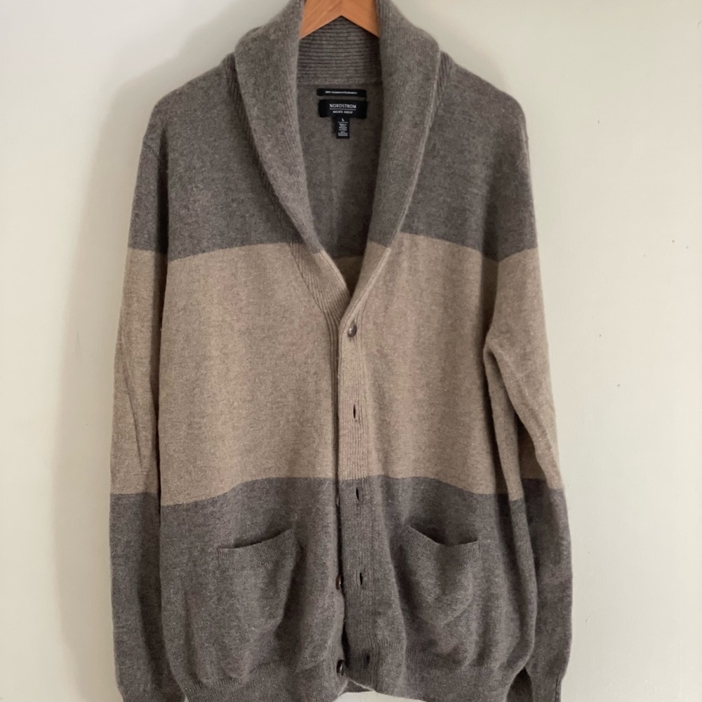 Nordstrom mens cashmere sweater L. Fits more like an XL. No imperfections.